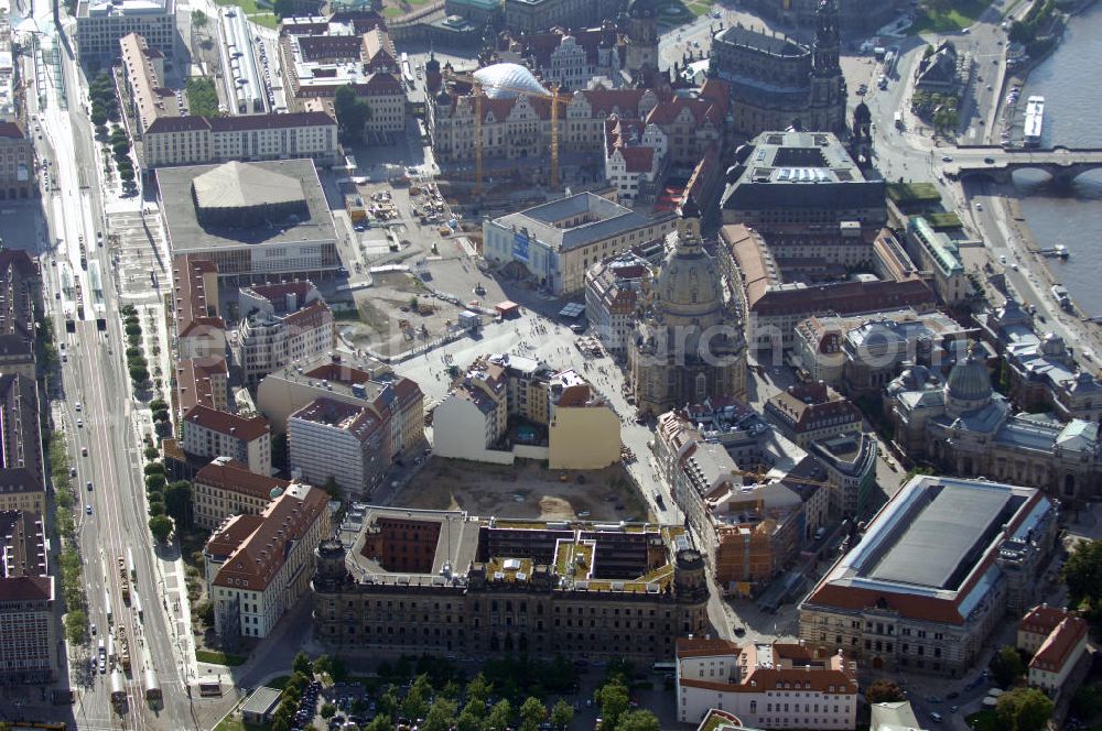 Dresden from the bird's eye view: Blick auf das Altstadtzentrum am Dresdner Elbufer. Im Vordergrund das Polizeipräsidium an der Schießgasse, links davon das Stadtmuseum an der Landhausstraße. View of the old town center at Dresden. In the foreground the police headquarters and left the town museum.