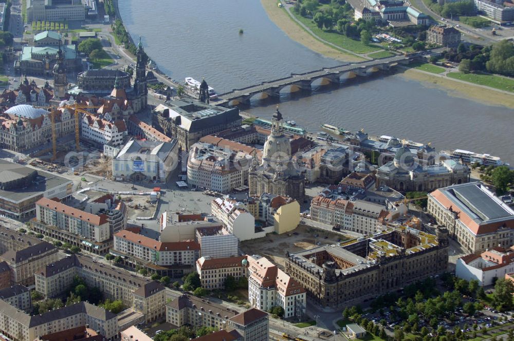 Aerial image Dresden - Blick auf das Altstadtzentrum am Dresdner Elbufer. Im Vordergrund das Polizeipräsidium an der Schießgasse, links davon das Stadtmuseum an der Landhausstraße. View of the old town center at Dresden. In the foreground the police headquarters and left the town museum.