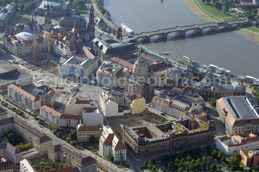 Aerial photograph Dresden - Blick auf das Altstadtzentrum am Dresdner Elbufer. Im Vordergrund das Polizeipräsidium an der Schießgasse, links davon das Stadtmuseum an der Landhausstraße. View of the old town center at Dresden. In the foreground the police headquarters and left the town museum.