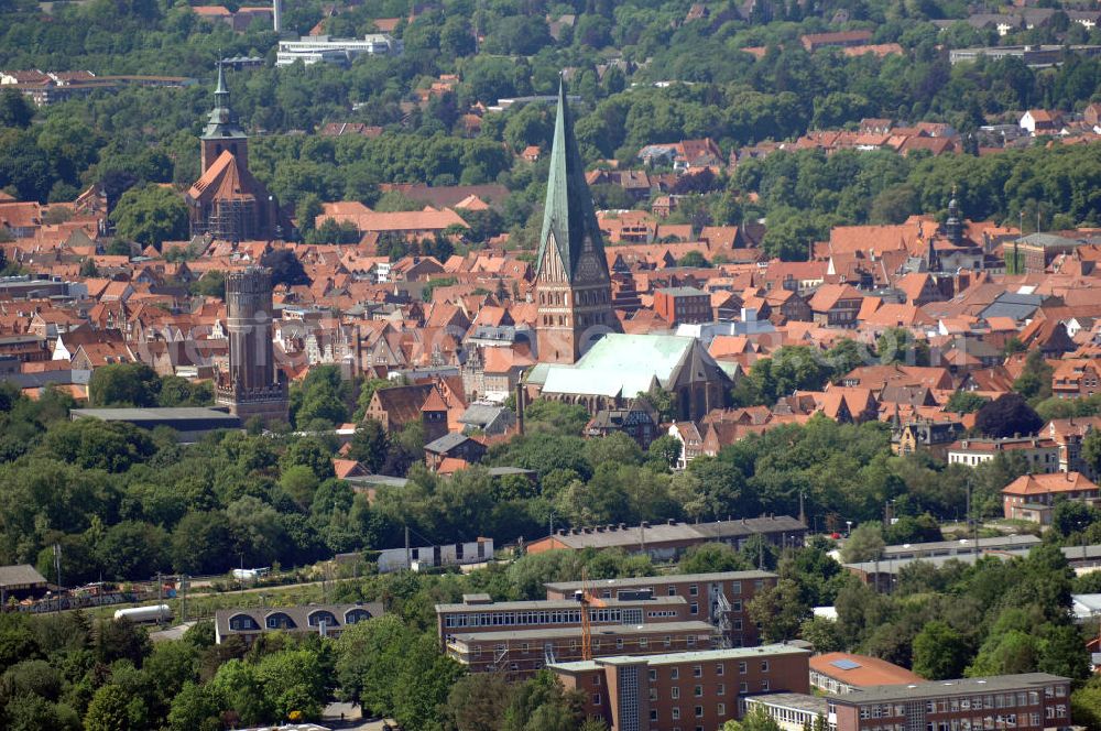 Aerial photograph LÜNEBURG - Stadtansicht vom Altstadtzentrum von Lüneburg mit der Kirche St. Johannis und der St. Nicolaikirche. Die Hanse- und Universitätsstadt Lüneburg (plattdeutsch Lümborg) ist mit etwa 72.000 Einwohnern (Agglomeration rund 103.000 Einwohner) die drittgrößte Mittelstadt im Land Niedersachsen. Sie liegt am Rande der nach ihr benannten Lüneburger Heide am Flüsschen Ilmenau. Sie hat den Status einer Großen selbständigen Stadt, ist Kreisstadt des gleichnamigen Landkreises und nordostniedersächsisches Oberzentrum.