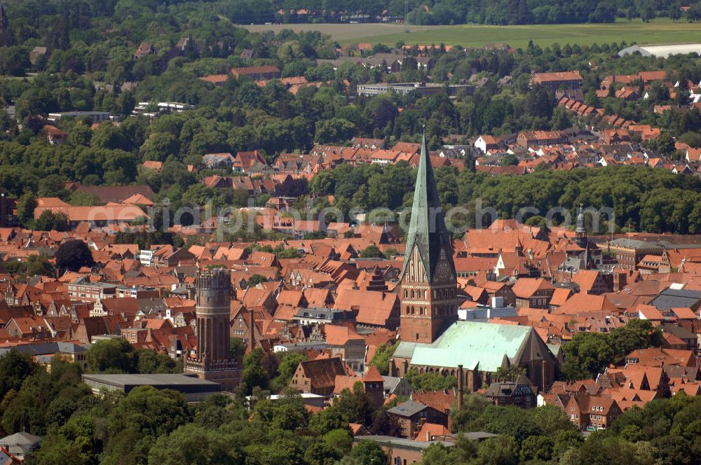 Aerial image LÜNEBURG - Stadtansicht vom Altstadtzentrum von Lüneburg mit der Kirche St. Johannis und der St. Nicolaikirche. Die Hanse- und Universitätsstadt Lüneburg (plattdeutsch Lümborg) ist mit etwa 72.000 Einwohnern (Agglomeration rund 103.000 Einwohner) die drittgrößte Mittelstadt im Land Niedersachsen. Sie liegt am Rande der nach ihr benannten Lüneburger Heide am Flüsschen Ilmenau. Sie hat den Status einer Großen selbständigen Stadt, ist Kreisstadt des gleichnamigen Landkreises und nordostniedersächsisches Oberzentrum.