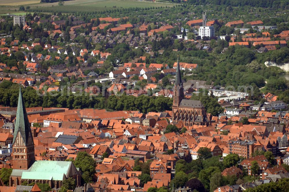 Aerial photograph LÜNEBURG - Stadtansicht vom Altstadtzentrum von Lüneburg mit der Kirche St. Johannis und der St. Nicolaikirche. Die Hanse- und Universitätsstadt Lüneburg (plattdeutsch Lümborg) ist mit etwa 72.000 Einwohnern (Agglomeration rund 103.000 Einwohner) die drittgrößte Mittelstadt im Land Niedersachsen. Sie liegt am Rande der nach ihr benannten Lüneburger Heide am Flüsschen Ilmenau. Sie hat den Status einer Großen selbständigen Stadt, ist Kreisstadt des gleichnamigen Landkreises und nordostniedersächsisches Oberzentrum.