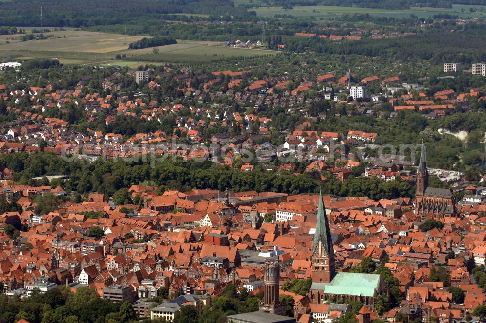 LÜNEBURG from the bird's eye view: Stadtansicht vom Altstadtzentrum von Lüneburg mit der Kirche St. Johannis und der St. Nicolaikirche. Die Hanse- und Universitätsstadt Lüneburg (plattdeutsch Lümborg) ist mit etwa 72.000 Einwohnern (Agglomeration rund 103.000 Einwohner) die drittgrößte Mittelstadt im Land Niedersachsen. Sie liegt am Rande der nach ihr benannten Lüneburger Heide am Flüsschen Ilmenau. Sie hat den Status einer Großen selbständigen Stadt, ist Kreisstadt des gleichnamigen Landkreises und nordostniedersächsisches Oberzentrum.