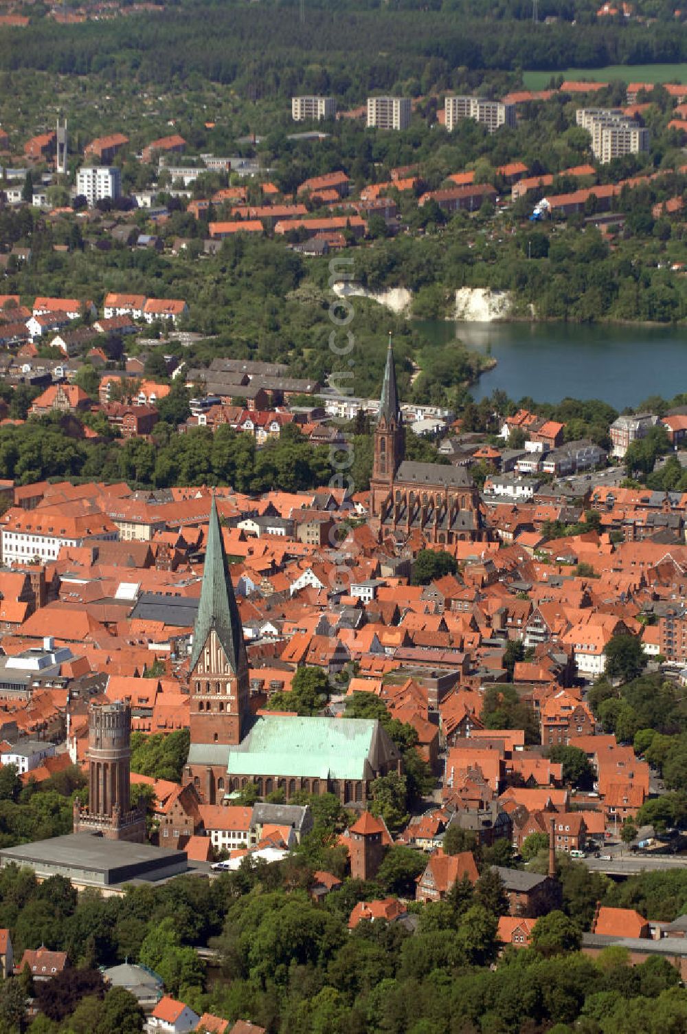 Aerial image LÜNEBURG - Stadtansicht vom Altstadtzentrum von Lüneburg mit der Kirche St. Johannis und der St. Nicolaikirche. Die Hanse- und Universitätsstadt Lüneburg (plattdeutsch Lümborg) ist mit etwa 72.000 Einwohnern (Agglomeration rund 103.000 Einwohner) die drittgrößte Mittelstadt im Land Niedersachsen. Sie liegt am Rande der nach ihr benannten Lüneburger Heide am Flüsschen Ilmenau. Sie hat den Status einer Großen selbständigen Stadt, ist Kreisstadt des gleichnamigen Landkreises und nordostniedersächsisches Oberzentrum.