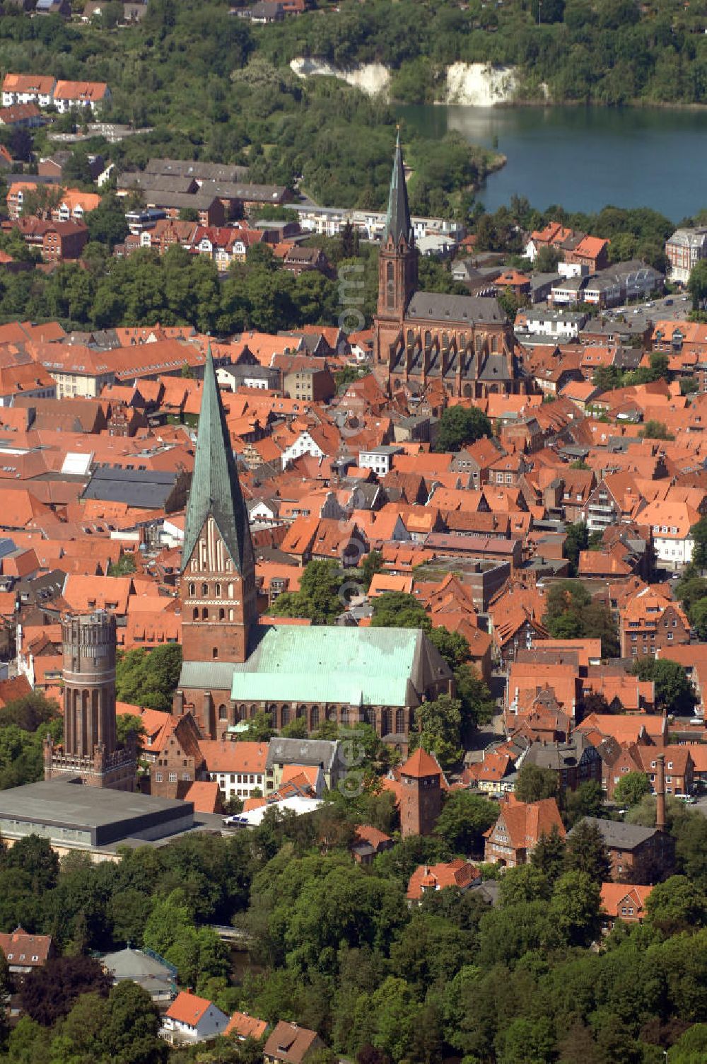 Aerial photograph LÜNEBURG - Stadtansicht vom Altstadtzentrum von Lüneburg mit der Kirche St. Johannis und der St. Nicolaikirche. Die Hanse- und Universitätsstadt Lüneburg (plattdeutsch Lümborg) ist mit etwa 72.000 Einwohnern (Agglomeration rund 103.000 Einwohner) die drittgrößte Mittelstadt im Land Niedersachsen. Sie liegt am Rande der nach ihr benannten Lüneburger Heide am Flüsschen Ilmenau. Sie hat den Status einer Großen selbständigen Stadt, ist Kreisstadt des gleichnamigen Landkreises und nordostniedersächsisches Oberzentrum.