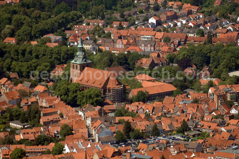 LÜNEBURG from the bird's eye view: Stadtansicht vom Altstadtzentrum von Lüneburg mit der Kirche St. Johannis und der St. Nicolaikirche. Die Hanse- und Universitätsstadt Lüneburg (plattdeutsch Lümborg) ist mit etwa 72.000 Einwohnern (Agglomeration rund 103.000 Einwohner) die drittgrößte Mittelstadt im Land Niedersachsen. Sie liegt am Rande der nach ihr benannten Lüneburger Heide am Flüsschen Ilmenau. Sie hat den Status einer Großen selbständigen Stadt, ist Kreisstadt des gleichnamigen Landkreises und nordostniedersächsisches Oberzentrum.