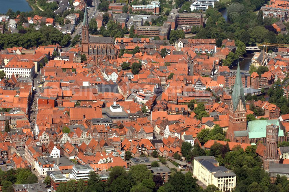 Aerial image LÜNEBURG - Stadtansicht vom Altstadtzentrum von Lüneburg mit der Kirche St. Johannis und der St. Nicolaikirche. Die Hanse- und Universitätsstadt Lüneburg (plattdeutsch Lümborg) ist mit etwa 72.000 Einwohnern (Agglomeration rund 103.000 Einwohner) die drittgrößte Mittelstadt im Land Niedersachsen. Sie liegt am Rande der nach ihr benannten Lüneburger Heide am Flüsschen Ilmenau. Sie hat den Status einer Großen selbständigen Stadt, ist Kreisstadt des gleichnamigen Landkreises und nordostniedersächsisches Oberzentrum.