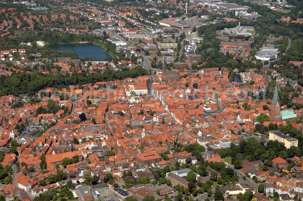 Aerial photograph LÜNEBURG - Stadtansicht vom Altstadtzentrum von Lüneburg mit der Kirche St. Johannis und der St. Nicolaikirche. Die Hanse- und Universitätsstadt Lüneburg (plattdeutsch Lümborg) ist mit etwa 72.000 Einwohnern (Agglomeration rund 103.000 Einwohner) die drittgrößte Mittelstadt im Land Niedersachsen. Sie liegt am Rande der nach ihr benannten Lüneburger Heide am Flüsschen Ilmenau. Sie hat den Status einer Großen selbständigen Stadt, ist Kreisstadt des gleichnamigen Landkreises und nordostniedersächsisches Oberzentrum.