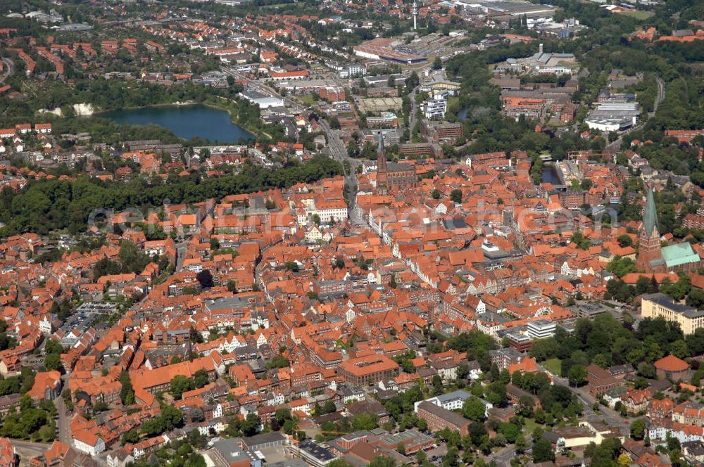 LÜNEBURG from above - Stadtansicht vom Altstadtzentrum von Lüneburg mit der Kirche St. Johannis und der St. Nicolaikirche. Die Hanse- und Universitätsstadt Lüneburg (plattdeutsch Lümborg) ist mit etwa 72.000 Einwohnern (Agglomeration rund 103.000 Einwohner) die drittgrößte Mittelstadt im Land Niedersachsen. Sie liegt am Rande der nach ihr benannten Lüneburger Heide am Flüsschen Ilmenau. Sie hat den Status einer Großen selbständigen Stadt, ist Kreisstadt des gleichnamigen Landkreises und nordostniedersächsisches Oberzentrum.