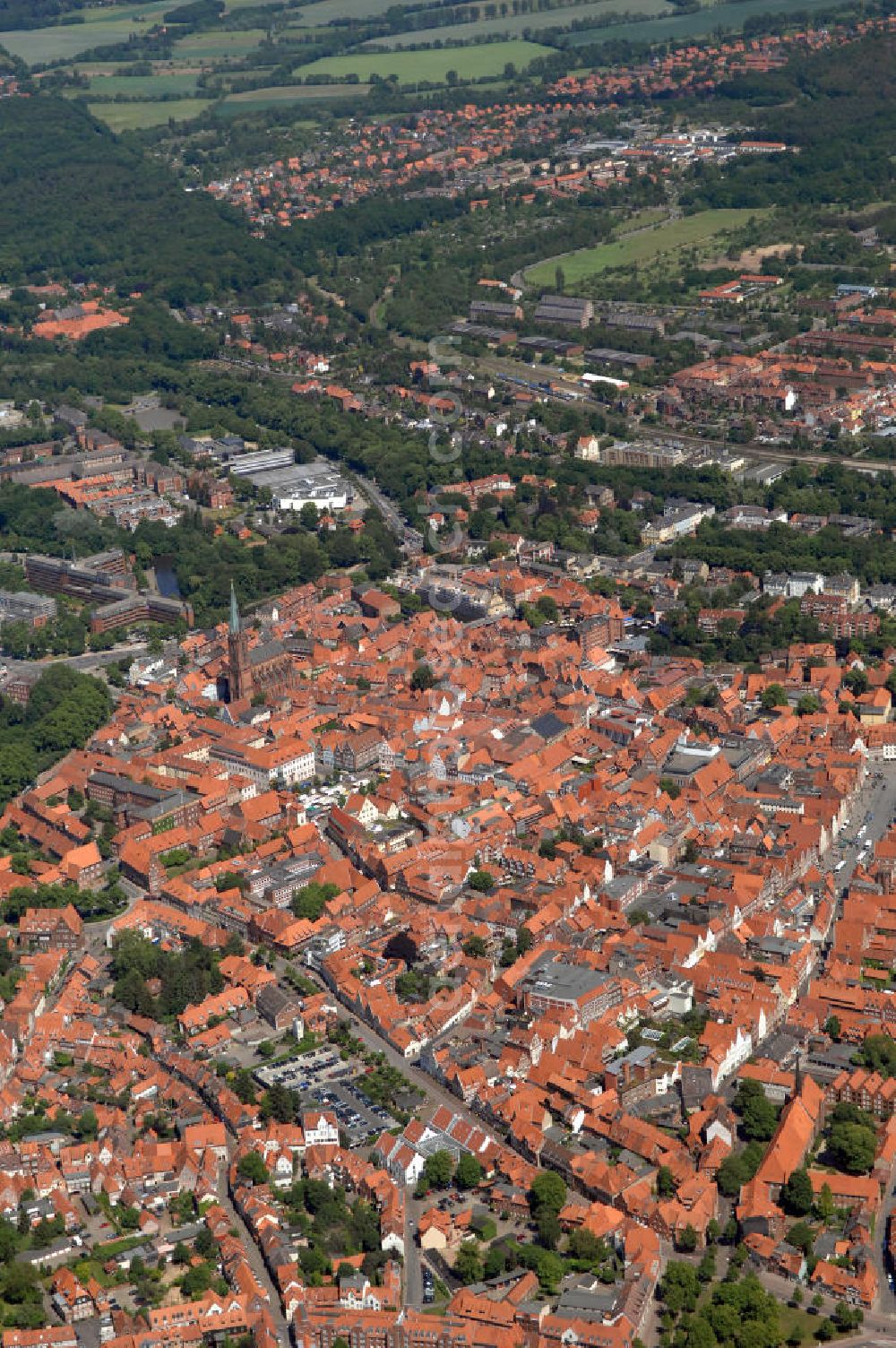 Aerial image LÜNEBURG - Stadtansicht vom Altstadtzentrum von Lüneburg mit der Kirche St. Johannis und der St. Nicolaikirche. Die Hanse- und Universitätsstadt Lüneburg (plattdeutsch Lümborg) ist mit etwa 72.000 Einwohnern (Agglomeration rund 103.000 Einwohner) die drittgrößte Mittelstadt im Land Niedersachsen. Sie liegt am Rande der nach ihr benannten Lüneburger Heide am Flüsschen Ilmenau. Sie hat den Status einer Großen selbständigen Stadt, ist Kreisstadt des gleichnamigen Landkreises und nordostniedersächsisches Oberzentrum.