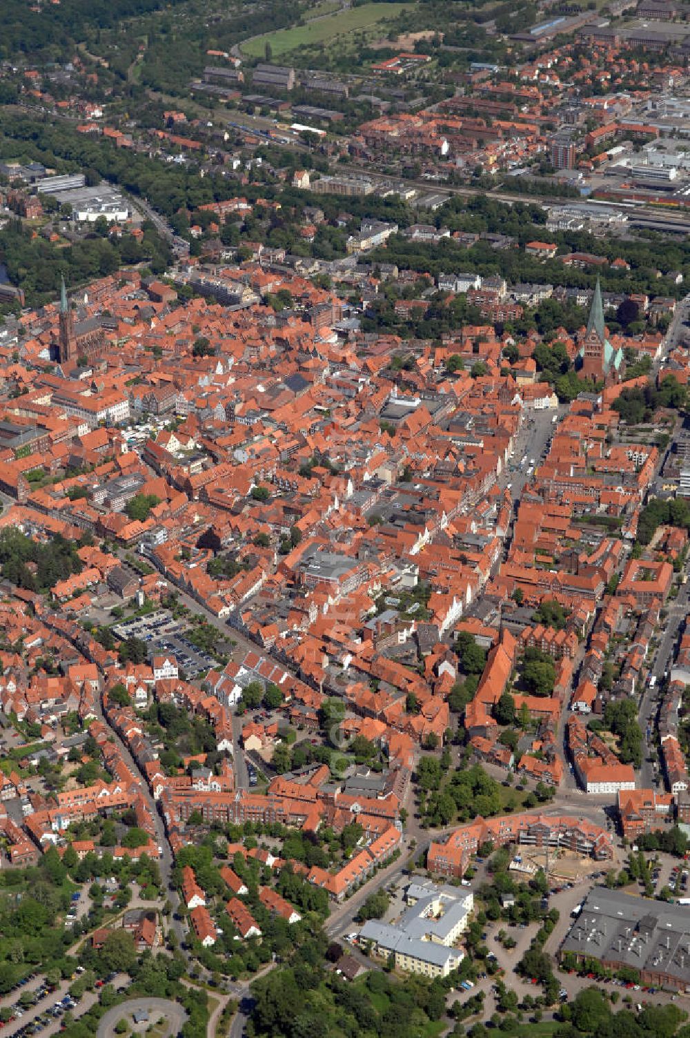 Aerial photograph LÜNEBURG - Stadtansicht vom Altstadtzentrum von Lüneburg mit der Kirche St. Johannis und der St. Nicolaikirche. Die Hanse- und Universitätsstadt Lüneburg (plattdeutsch Lümborg) ist mit etwa 72.000 Einwohnern (Agglomeration rund 103.000 Einwohner) die drittgrößte Mittelstadt im Land Niedersachsen. Sie liegt am Rande der nach ihr benannten Lüneburger Heide am Flüsschen Ilmenau. Sie hat den Status einer Großen selbständigen Stadt, ist Kreisstadt des gleichnamigen Landkreises und nordostniedersächsisches Oberzentrum.