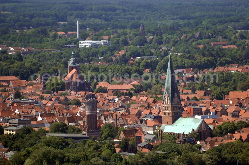 LÜNEBURG from above - Stadtansicht vom Altstadtzentrum von Lüneburg mit der Kirche St. Johannis und der St. Nicolaikirche. Die Hanse- und Universitätsstadt Lüneburg (plattdeutsch Lümborg) ist mit etwa 72.000 Einwohnern (Agglomeration rund 103.000 Einwohner) die drittgrößte Mittelstadt im Land Niedersachsen. Sie liegt am Rande der nach ihr benannten Lüneburger Heide am Flüsschen Ilmenau. Sie hat den Status einer Großen selbständigen Stadt, ist Kreisstadt des gleichnamigen Landkreises und nordostniedersächsisches Oberzentrum.