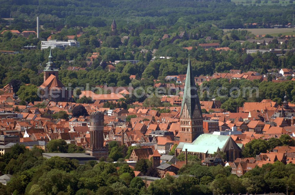 LÜNEBURG from the bird's eye view: Stadtansicht vom Altstadtzentrum von Lüneburg mit der Kirche St. Johannis und der St. Nicolaikirche. Die Hanse- und Universitätsstadt Lüneburg (plattdeutsch Lümborg) ist mit etwa 72.000 Einwohnern (Agglomeration rund 103.000 Einwohner) die drittgrößte Mittelstadt im Land Niedersachsen. Sie liegt am Rande der nach ihr benannten Lüneburger Heide am Flüsschen Ilmenau. Sie hat den Status einer Großen selbständigen Stadt, ist Kreisstadt des gleichnamigen Landkreises und nordostniedersächsisches Oberzentrum.