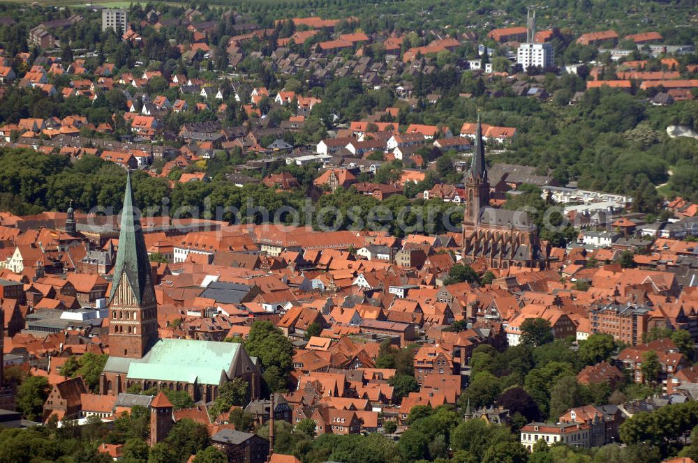 Aerial image LÜNEBURG - Stadtansicht vom Altstadtzentrum von Lüneburg mit der Kirche St. Johannis und der St. Nicolaikirche. Die Hanse- und Universitätsstadt Lüneburg (plattdeutsch Lümborg) ist mit etwa 72.000 Einwohnern (Agglomeration rund 103.000 Einwohner) die drittgrößte Mittelstadt im Land Niedersachsen. Sie liegt am Rande der nach ihr benannten Lüneburger Heide am Flüsschen Ilmenau. Sie hat den Status einer Großen selbständigen Stadt, ist Kreisstadt des gleichnamigen Landkreises und nordostniedersächsisches Oberzentrum.