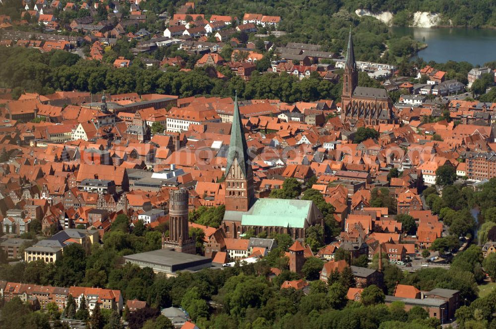 Aerial photograph LÜNEBURG - Stadtansicht vom Altstadtzentrum von Lüneburg mit der Kirche St. Johannis und der St. Nicolaikirche. Die Hanse- und Universitätsstadt Lüneburg (plattdeutsch Lümborg) ist mit etwa 72.000 Einwohnern (Agglomeration rund 103.000 Einwohner) die drittgrößte Mittelstadt im Land Niedersachsen. Sie liegt am Rande der nach ihr benannten Lüneburger Heide am Flüsschen Ilmenau. Sie hat den Status einer Großen selbständigen Stadt, ist Kreisstadt des gleichnamigen Landkreises und nordostniedersächsisches Oberzentrum.