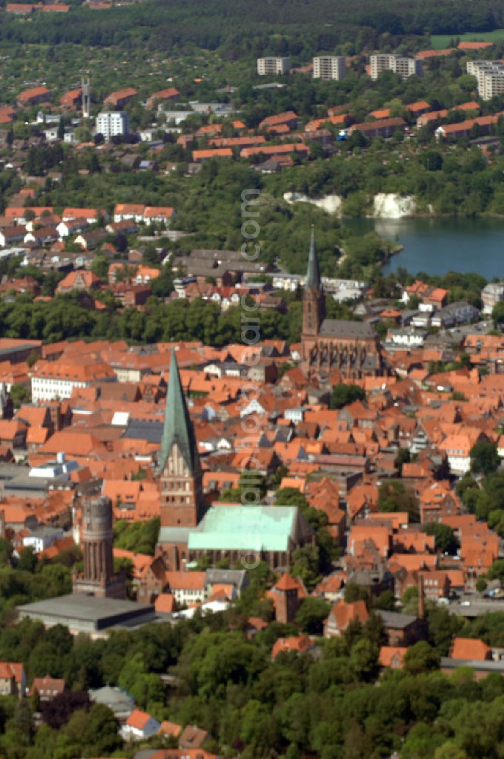 LÜNEBURG from above - Stadtansicht vom Altstadtzentrum von Lüneburg mit der Kirche St. Johannis und der St. Nicolaikirche. Die Hanse- und Universitätsstadt Lüneburg (plattdeutsch Lümborg) ist mit etwa 72.000 Einwohnern (Agglomeration rund 103.000 Einwohner) die drittgrößte Mittelstadt im Land Niedersachsen. Sie liegt am Rande der nach ihr benannten Lüneburger Heide am Flüsschen Ilmenau. Sie hat den Status einer Großen selbständigen Stadt, ist Kreisstadt des gleichnamigen Landkreises und nordostniedersächsisches Oberzentrum.