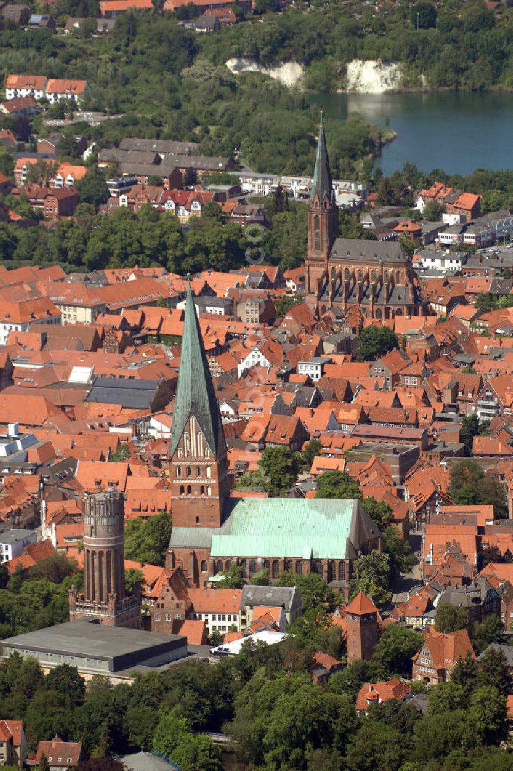 LÜNEBURG from the bird's eye view: Stadtansicht vom Altstadtzentrum von Lüneburg mit der Kirche St. Johannis und der St. Nicolaikirche. Die Hanse- und Universitätsstadt Lüneburg (plattdeutsch Lümborg) ist mit etwa 72.000 Einwohnern (Agglomeration rund 103.000 Einwohner) die drittgrößte Mittelstadt im Land Niedersachsen. Sie liegt am Rande der nach ihr benannten Lüneburger Heide am Flüsschen Ilmenau. Sie hat den Status einer Großen selbständigen Stadt, ist Kreisstadt des gleichnamigen Landkreises und nordostniedersächsisches Oberzentrum.