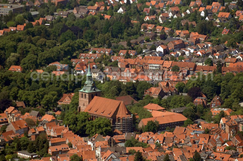 Aerial image LÜNEBURG - Stadtansicht vom Altstadtzentrum von Lüneburg mit der Kirche St. Johannis und der St. Nicolaikirche. Die Hanse- und Universitätsstadt Lüneburg (plattdeutsch Lümborg) ist mit etwa 72.000 Einwohnern (Agglomeration rund 103.000 Einwohner) die drittgrößte Mittelstadt im Land Niedersachsen. Sie liegt am Rande der nach ihr benannten Lüneburger Heide am Flüsschen Ilmenau. Sie hat den Status einer Großen selbständigen Stadt, ist Kreisstadt des gleichnamigen Landkreises und nordostniedersächsisches Oberzentrum.