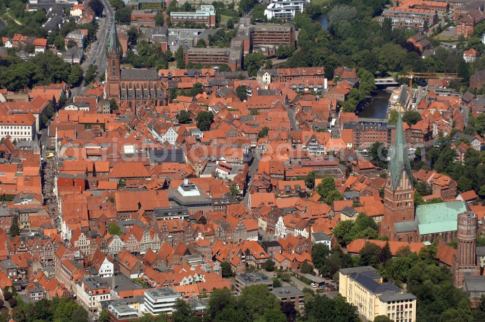 Aerial photograph LÜNEBURG - Stadtansicht vom Altstadtzentrum von Lüneburg mit der Kirche St. Johannis und der St. Nicolaikirche. Die Hanse- und Universitätsstadt Lüneburg (plattdeutsch Lümborg) ist mit etwa 72.000 Einwohnern (Agglomeration rund 103.000 Einwohner) die drittgrößte Mittelstadt im Land Niedersachsen. Sie liegt am Rande der nach ihr benannten Lüneburger Heide am Flüsschen Ilmenau. Sie hat den Status einer Großen selbständigen Stadt, ist Kreisstadt des gleichnamigen Landkreises und nordostniedersächsisches Oberzentrum.