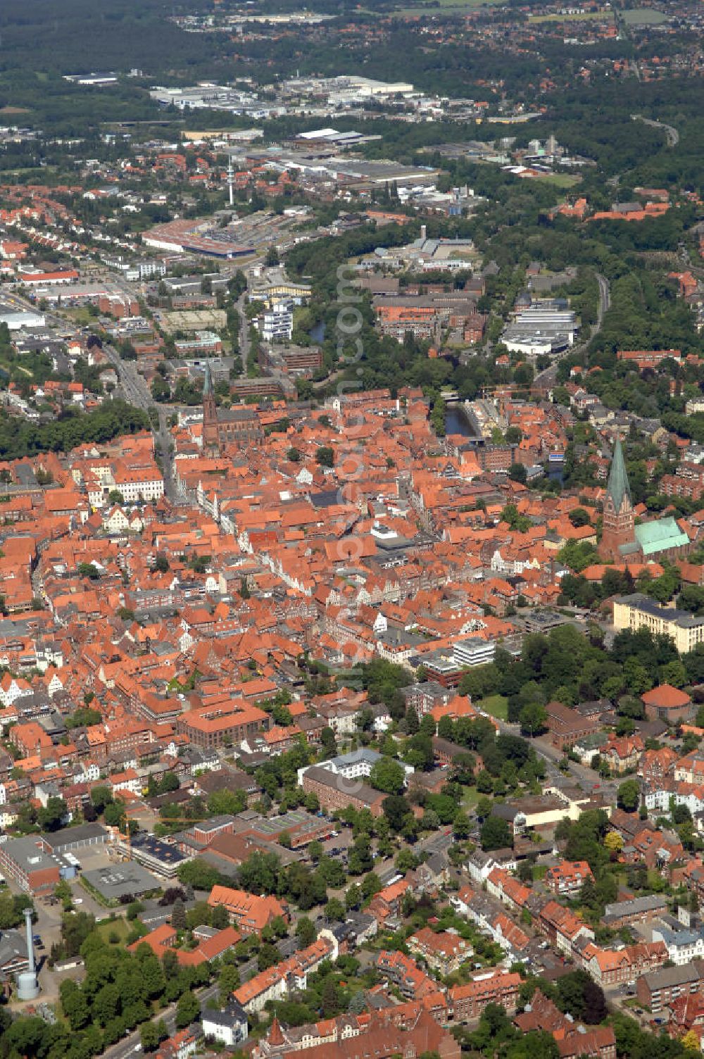 LÜNEBURG from above - Stadtansicht vom Altstadtzentrum von Lüneburg mit der Kirche St. Johannis und der St. Nicolaikirche. Die Hanse- und Universitätsstadt Lüneburg (plattdeutsch Lümborg) ist mit etwa 72.000 Einwohnern (Agglomeration rund 103.000 Einwohner) die drittgrößte Mittelstadt im Land Niedersachsen. Sie liegt am Rande der nach ihr benannten Lüneburger Heide am Flüsschen Ilmenau. Sie hat den Status einer Großen selbständigen Stadt, ist Kreisstadt des gleichnamigen Landkreises und nordostniedersächsisches Oberzentrum.