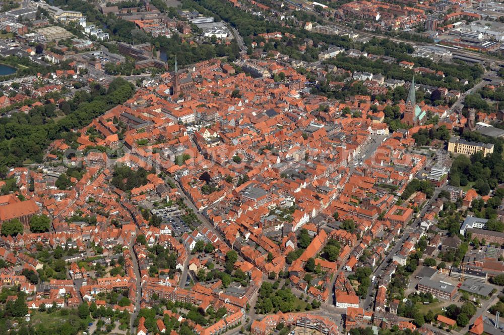 LÜNEBURG from the bird's eye view: Stadtansicht vom Altstadtzentrum von Lüneburg mit der Kirche St. Johannis und der St. Nicolaikirche. Die Hanse- und Universitätsstadt Lüneburg (plattdeutsch Lümborg) ist mit etwa 72.000 Einwohnern (Agglomeration rund 103.000 Einwohner) die drittgrößte Mittelstadt im Land Niedersachsen. Sie liegt am Rande der nach ihr benannten Lüneburger Heide am Flüsschen Ilmenau. Sie hat den Status einer Großen selbständigen Stadt, ist Kreisstadt des gleichnamigen Landkreises und nordostniedersächsisches Oberzentrum.