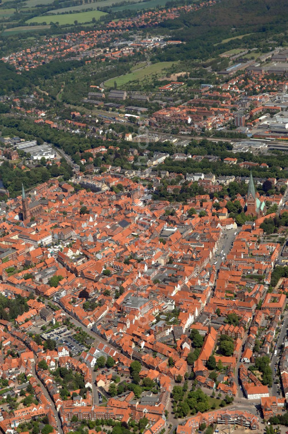 Aerial image LÜNEBURG - Stadtansicht vom Altstadtzentrum von Lüneburg mit der Kirche St. Johannis und der St. Nicolaikirche. Die Hanse- und Universitätsstadt Lüneburg (plattdeutsch Lümborg) ist mit etwa 72.000 Einwohnern (Agglomeration rund 103.000 Einwohner) die drittgrößte Mittelstadt im Land Niedersachsen. Sie liegt am Rande der nach ihr benannten Lüneburger Heide am Flüsschen Ilmenau. Sie hat den Status einer Großen selbständigen Stadt, ist Kreisstadt des gleichnamigen Landkreises und nordostniedersächsisches Oberzentrum.