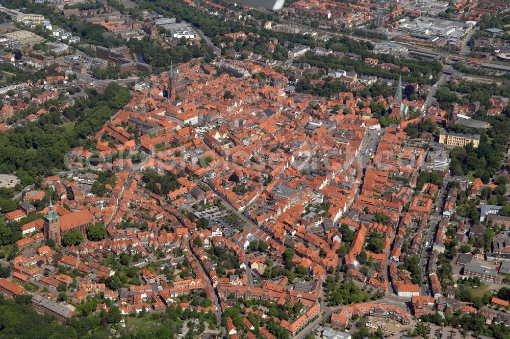 Aerial photograph LÜNEBURG - Stadtansicht vom Altstadtzentrum von Lüneburg mit der Kirche St. Johannis und der St. Nicolaikirche. Die Hanse- und Universitätsstadt Lüneburg (plattdeutsch Lümborg) ist mit etwa 72.000 Einwohnern (Agglomeration rund 103.000 Einwohner) die drittgrößte Mittelstadt im Land Niedersachsen. Sie liegt am Rande der nach ihr benannten Lüneburger Heide am Flüsschen Ilmenau. Sie hat den Status einer Großen selbständigen Stadt, ist Kreisstadt des gleichnamigen Landkreises und nordostniedersächsisches Oberzentrum.