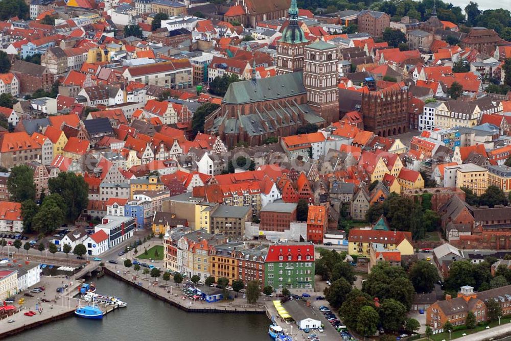 Stralsund from the bird's eye view: Stralsund 13.8.06 Der größte und bedeutendste Sakralbau der Stadt Stralsund wurde um 1270 begonnen und 1360 beendet. Die Kirche ist der erste Nachfolgebau der Lübecker Marienkirche. Die Turmspitzen brannten 1662 ab. Fünf Jahre später erhielt der Südturm den barocken Helm, der Nordturm das noch heute vorhandene Notdach.