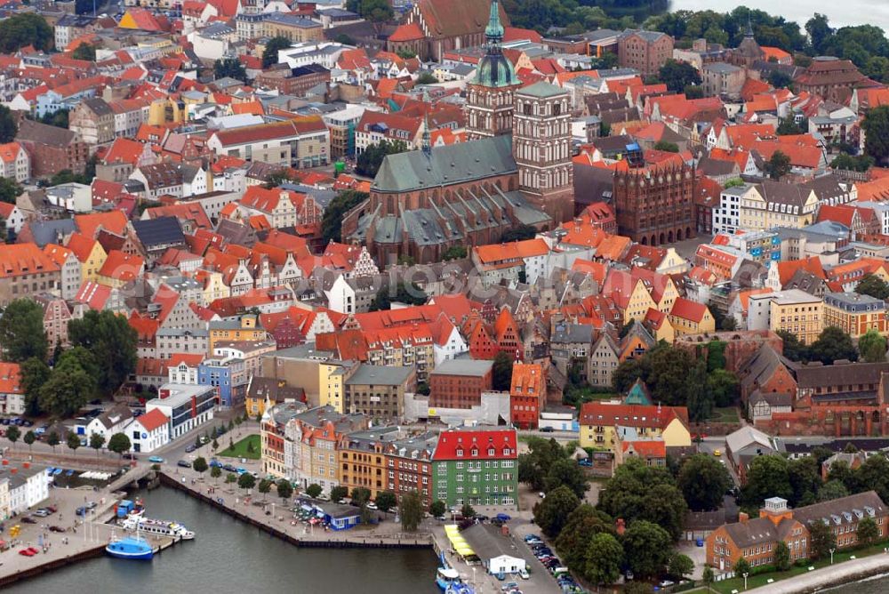 Aerial image Stralsund - Stralsund 13.8.06 Der größte und bedeutendste Sakralbau der Stadt Stralsund wurde um 1270 begonnen und 1360 beendet. Die Kirche ist der erste Nachfolgebau der Lübecker Marienkirche. Die Turmspitzen brannten 1662 ab. Fünf Jahre später erhielt der Südturm den barocken Helm, der Nordturm das noch heute vorhandene Notdach.