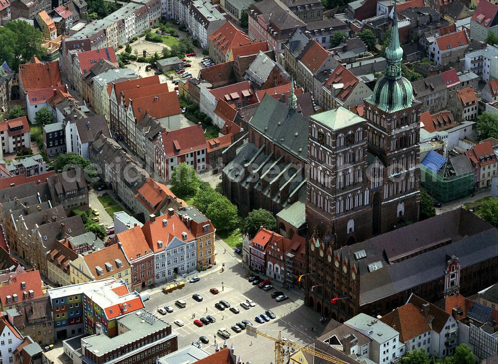 Aerial image Stralsund - Blick auf das Altstadtzentrum Stralsund mit der Nikolaikirche dem Rathaus. View of the old town of Stralsund with the Nikolai Church to the Town Hall.