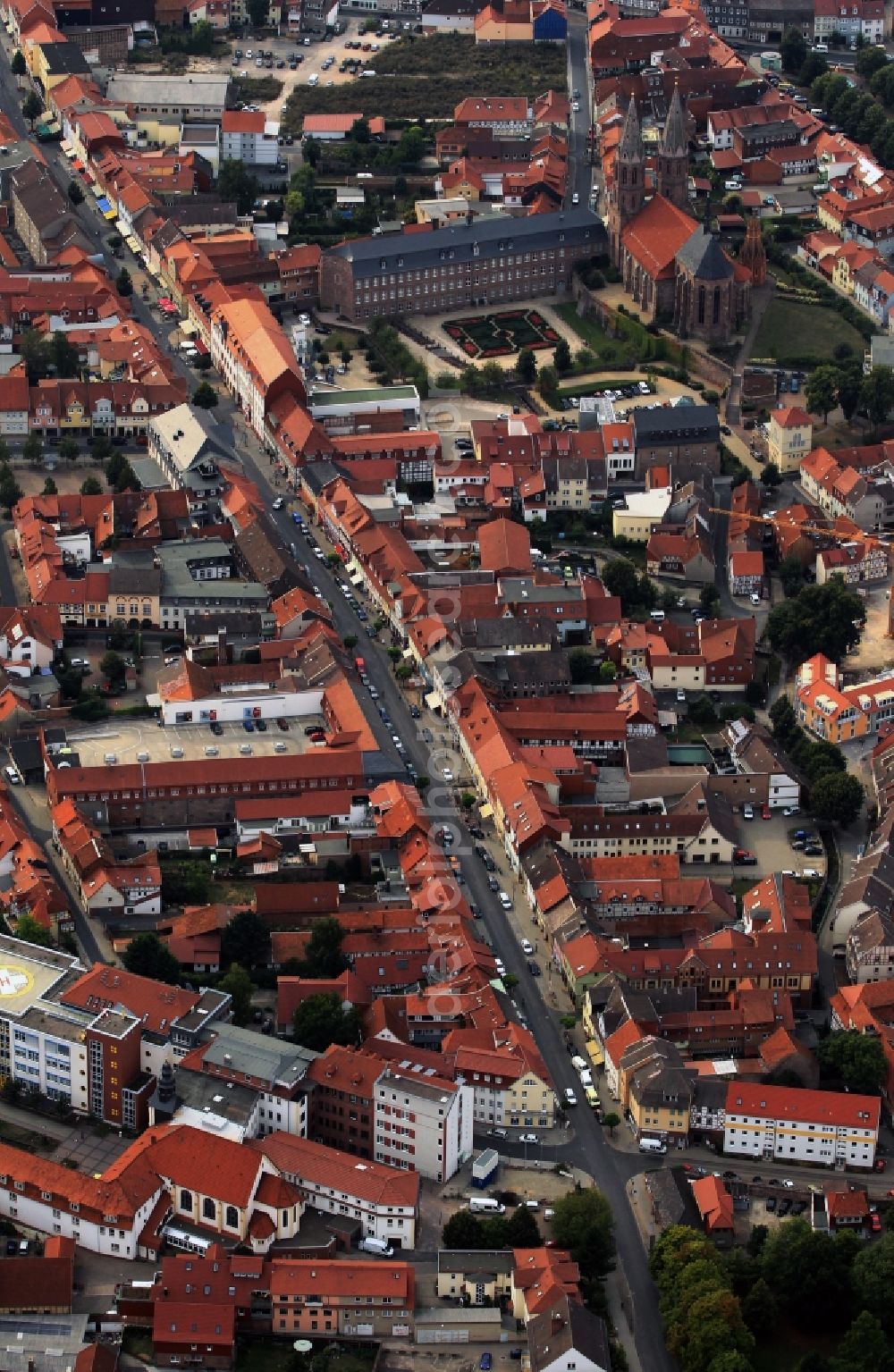Heilbad Heiligenstadt from the bird's eye view: Old town place Kirchplatz with the museum of local history, the Church St. Marien and the Baroque garden in Heilbad Heiligenstadt in Thuringia