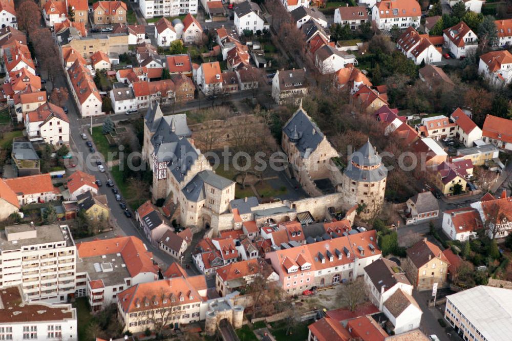 Alzey from the bird's eye view: Blick auf das Alzeyer Schloss in der gleichnamigen verbandsfreien Stadt Alzey im Landkreis Alzey-Worms in Rheinland-Pfalz. Die Anlage wurde im 13. Jahrhundert errichtet und nach der Zerstörung im Pfälzer Erbfolgkrieg im 19. Jahrhundert im romantischen Stil wieder aufgebaut. Genutzt wird sie seitdem als Amtsgericht und beherbergt daneben auch ein Internat. View to the Alzeyer Castle in the town Alzey in the administrative district Alzey-Worms of Rhineland-Palatinate.