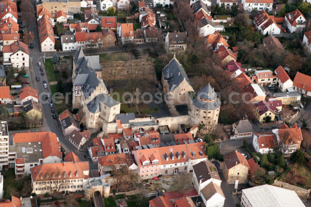 Aerial image Alzey - Blick auf das Alzeyer Schloss in der gleichnamigen verbandsfreien Stadt Alzey im Landkreis Alzey-Worms in Rheinland-Pfalz. Die Anlage wurde im 13. Jahrhundert errichtet und nach der Zerstörung im Pfälzer Erbfolgkrieg im 19. Jahrhundert im romantischen Stil wieder aufgebaut. Genutzt wird sie seitdem als Amtsgericht und beherbergt daneben auch ein Internat. View to the Alzeyer Castle in the town Alzey in the administrative district Alzey-Worms of Rhineland-Palatinate.