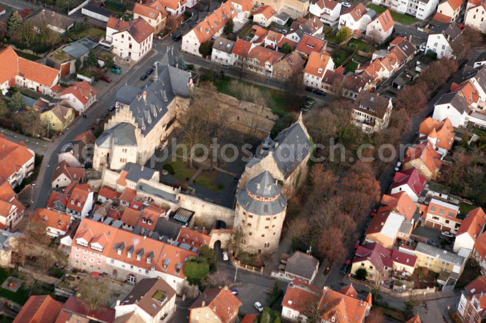 Aerial photograph Alzey - Blick auf das Alzeyer Schloss in der gleichnamigen verbandsfreien Stadt Alzey im Landkreis Alzey-Worms in Rheinland-Pfalz. Die Anlage wurde im 13. Jahrhundert errichtet und nach der Zerstörung im Pfälzer Erbfolgkrieg im 19. Jahrhundert im romantischen Stil wieder aufgebaut. Genutzt wird sie seitdem als Amtsgericht und beherbergt daneben auch ein Internat. View to the Alzeyer Castle in the town Alzey in the administrative district Alzey-Worms of Rhineland-Palatinate.