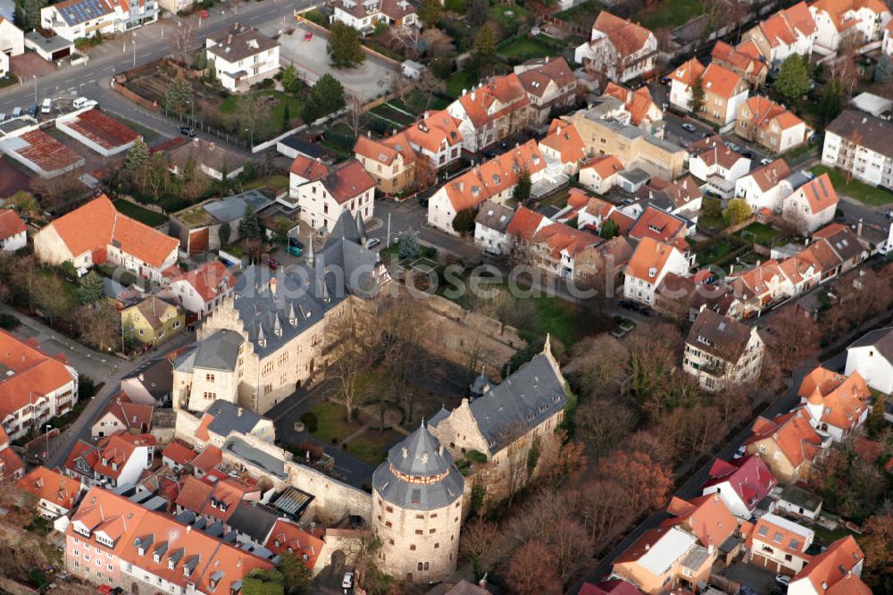 Alzey from above - Blick auf das Alzeyer Schloss in der gleichnamigen verbandsfreien Stadt Alzey im Landkreis Alzey-Worms in Rheinland-Pfalz. Die Anlage wurde im 13. Jahrhundert errichtet und nach der Zerstörung im Pfälzer Erbfolgkrieg im 19. Jahrhundert im romantischen Stil wieder aufgebaut. Genutzt wird sie seitdem als Amtsgericht und beherbergt daneben auch ein Internat. View to the Alzeyer Castle in the town Alzey in the administrative district Alzey-Worms of Rhineland-Palatinate.