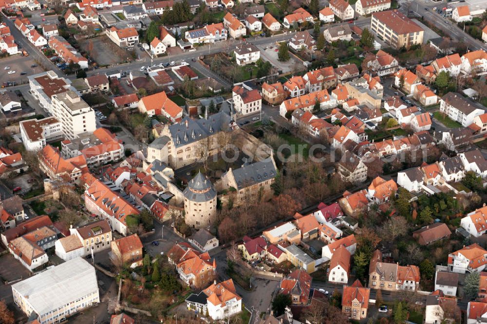 Alzey from the bird's eye view: Blick auf das Alzeyer Schloss in der gleichnamigen verbandsfreien Stadt Alzey im Landkreis Alzey-Worms in Rheinland-Pfalz. Die Anlage wurde im 13. Jahrhundert errichtet und nach der Zerstörung im Pfälzer Erbfolgkrieg im 19. Jahrhundert im romantischen Stil wieder aufgebaut. Genutzt wird sie seitdem als Amtsgericht und beherbergt daneben auch ein Internat. View to the Alzeyer Castle in the town Alzey in the administrative district Alzey-Worms of Rhineland-Palatinate.