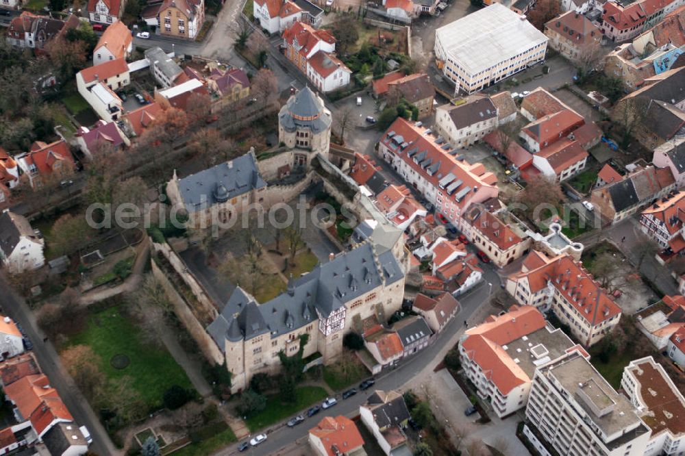 Aerial image Alzey - Blick auf das Alzeyer Schloss in der gleichnamigen verbandsfreien Stadt Alzey im Landkreis Alzey-Worms in Rheinland-Pfalz. Die Anlage wurde im 13. Jahrhundert errichtet und nach der Zerstörung im Pfälzer Erbfolgkrieg im 19. Jahrhundert im romantischen Stil wieder aufgebaut. Genutzt wird sie seitdem als Amtsgericht und beherbergt daneben auch ein Internat. View to the Alzeyer Castle in the town Alzey in the administrative district Alzey-Worms of Rhineland-Palatinate.