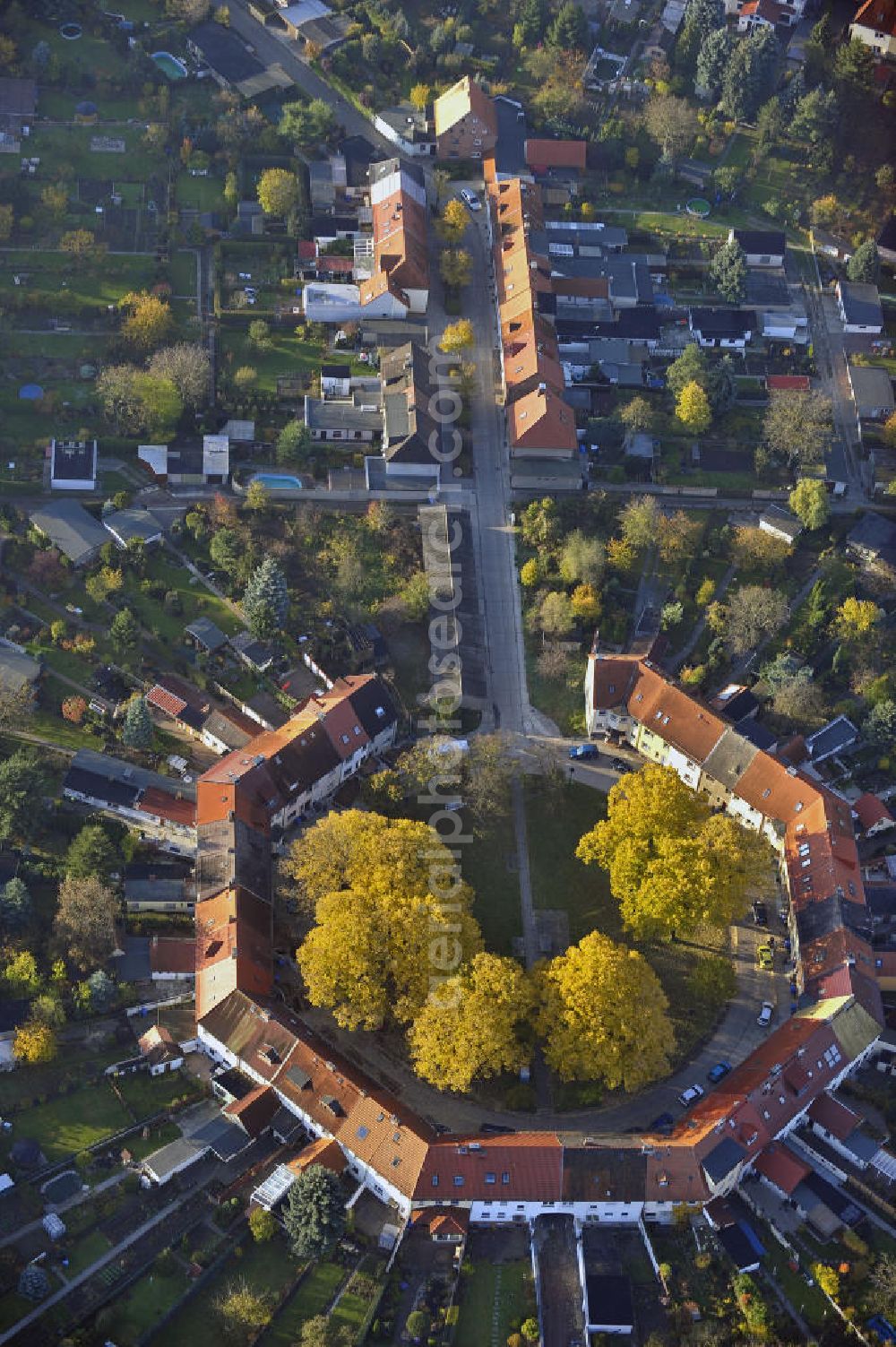 Dessau from above - Die Waldsiedlung mit der um 1920 erbauten Gartenstadt Am Achteck . The Waldsiedlung with the garden town Am Achteck which was built around 1920.