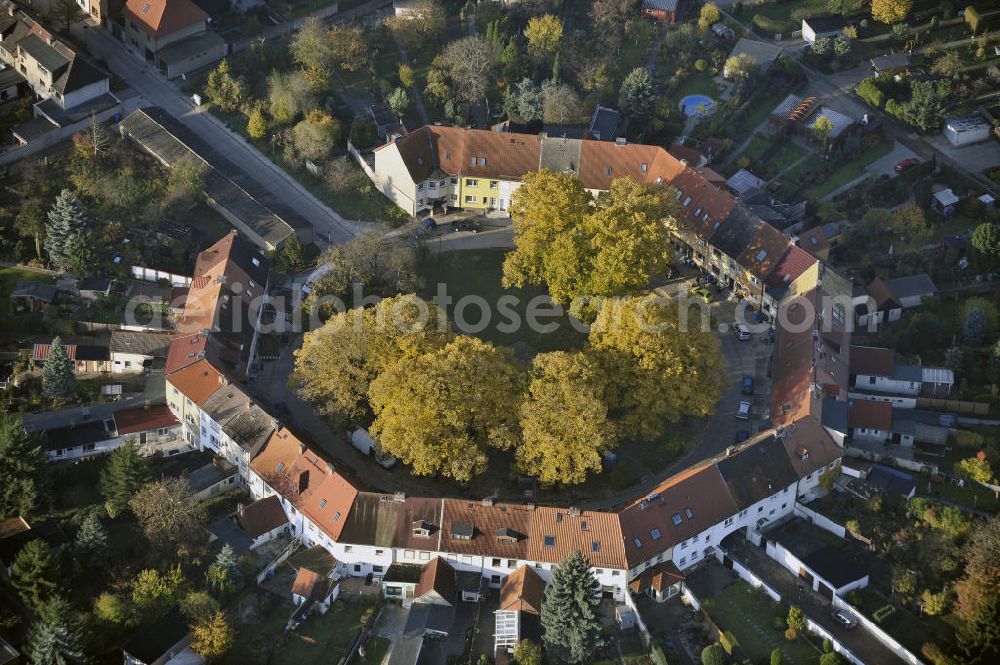 Dessau from above - Die Waldsiedlung mit der um 1920 erbauten Gartenstadt Am Achteck . The Waldsiedlung with the garden town Am Achteck which was built around 1920.