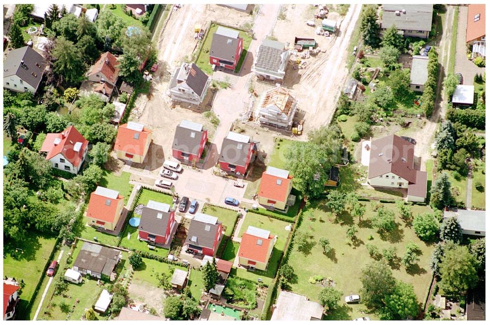 Berlin-Kaulsdorf from the bird's eye view: 20.06.2004 Berlin-Kaulsdorf, Wohnsiedlung-Neubau der PREMIER-Deutschland GmbH, an der Heerstraße 19 Kaulsdorfer Garten in Berlin Kaulsdorf,