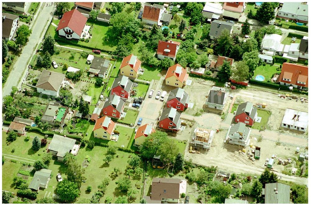 Aerial image Berlin-Kaulsdorf - 20.06.2004 Berlin-Kaulsdorf, Wohnsiedlung-Neubau der PREMIER-Deutschland GmbH, an der Heerstraße 19 Kaulsdorfer Garten in Berlin Kaulsdorf,