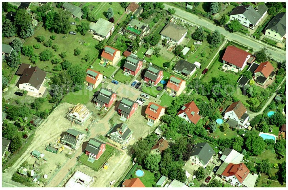 Aerial photograph Berlin-Kaulsdorf - 20.06.2004 Berlin-Kaulsdorf, Wohnsiedlung-Neubau der PREMIER-Deutschland GmbH, an der Heerstraße 19 Kaulsdorfer Garten in Berlin Kaulsdorf,