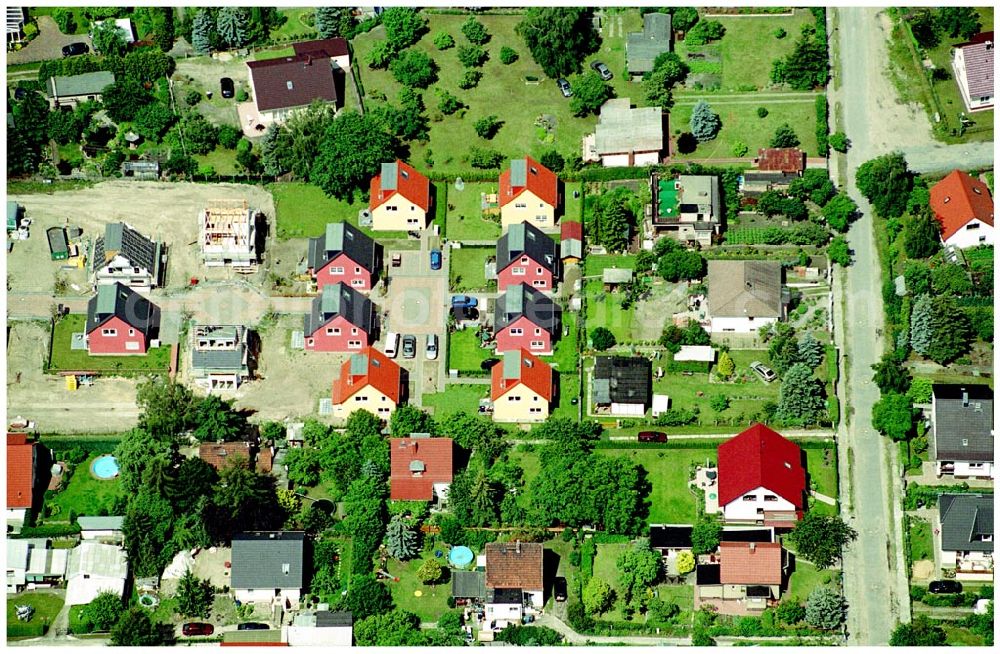 Aerial image Berlin-Kaulsdorf - 20.06.2004 Berlin-Kaulsdorf, Wohnsiedlung-Neubau der PREMIER-Deutschland GmbH, an der Heerstraße 19 Kaulsdorfer Garten in Berlin Kaulsdorf,