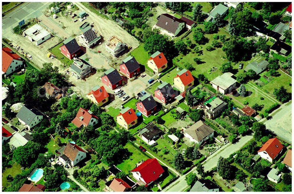 Aerial photograph Berlin-Kaulsdorf - 20.06.2004 Berlin-Kaulsdorf, Wohnsiedlung-Neubau der PREMIER-Deutschland GmbH, an der Heerstraße 19 Kaulsdorfer Garten in Berlin Kaulsdorf,