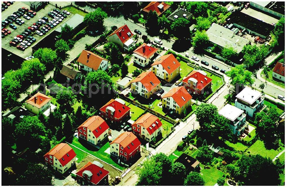 Berlin-Karlshorst from above - 20.06.2004 Berlin-Karlshorst, Wohnsiedlung-Neubau der PREMIER-Deutschland GmbH, an der Arberstraße 54 in Berlin-Karlshorst