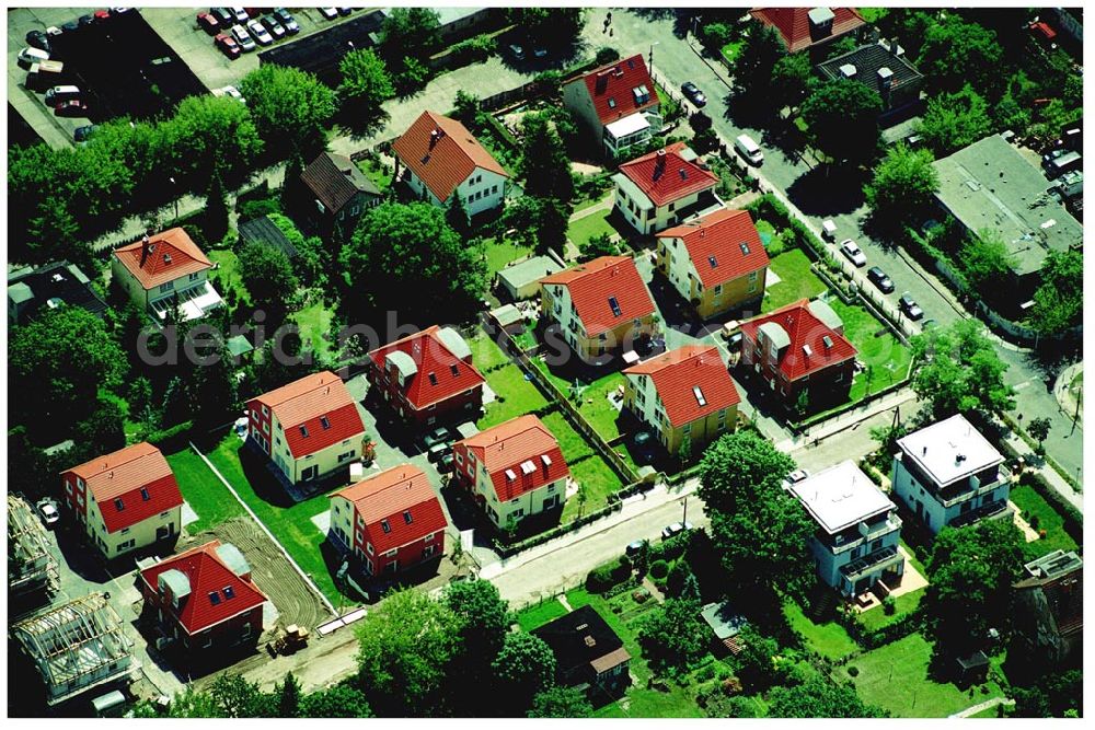 Aerial image Berlin-Karlshorst - 20.06.2004 Berlin-Karlshorst, Wohnsiedlung-Neubau der PREMIER-Deutschland GmbH, an der Arberstraße 54 in Berlin-Karlshorst