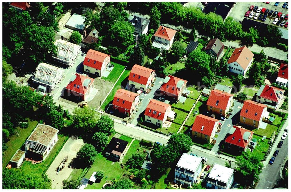 Berlin-Karlshorst from above - 20.06.2004 Berlin-Karlshorst, Wohnsiedlung-Neubau der PREMIER-Deutschland GmbH, an der Arberstraße 54 in Berlin-Karlshorst