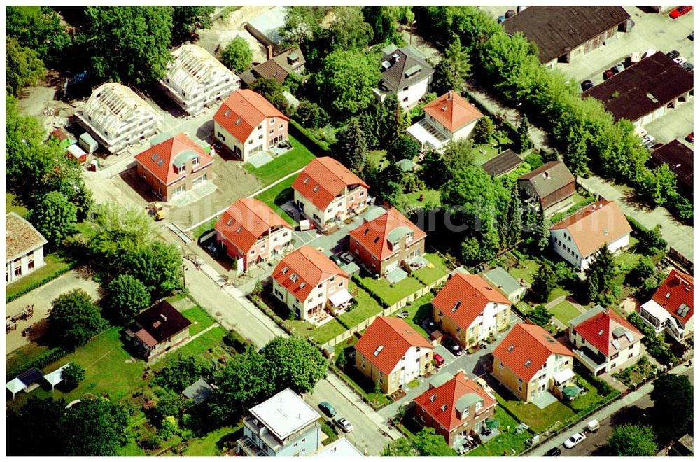 Berlin-Karlshorst from the bird's eye view: 20.06.2004 Berlin-Karlshorst, Wohnsiedlung-Neubau der PREMIER-Deutschland GmbH, an der Arberstraße 54 in Berlin-Karlshorst