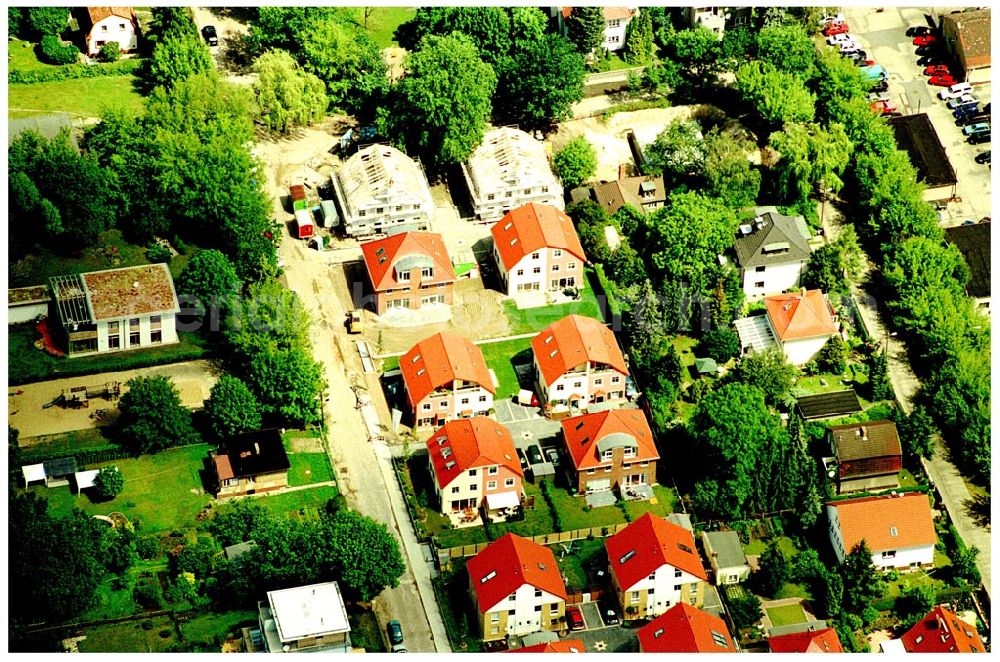 Aerial image Berlin-Karlshorst - 20.06.2004 Berlin-Karlshorst, Wohnsiedlung-Neubau der PREMIER-Deutschland GmbH, an der Arberstraße 54 in Berlin-Karlshorst