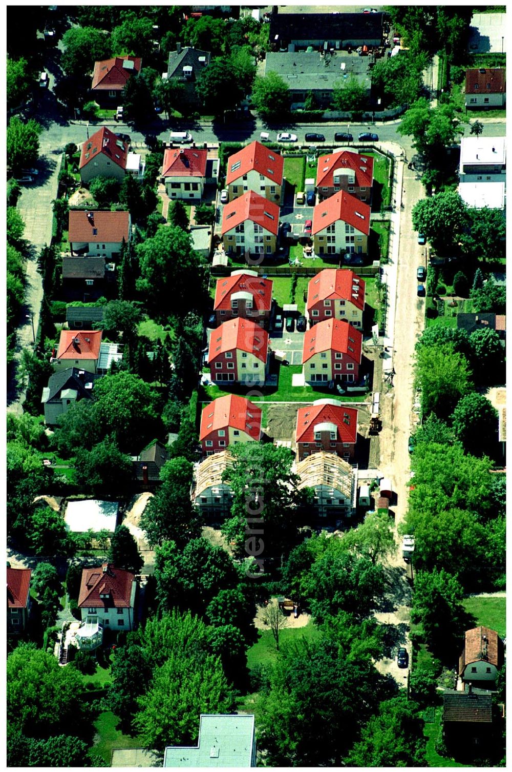 Aerial photograph Berlin-Karlshorst - 20.06.2004 Berlin-Karlshorst, Wohnsiedlung-Neubau der PREMIER-Deutschland GmbH, an der Arberstraße 54 in Berlin-Karlshorst